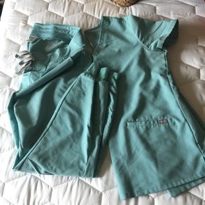 FIGS sea foam green scrub set. Sm/Med